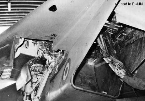 F-14发动机舱爆炸后的损伤
