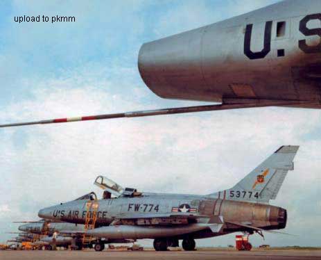 一排银色的F-100D停放在英格兰基地上
