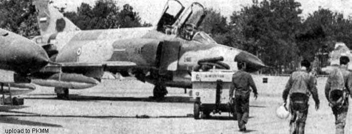 2架早期交付的F-4E