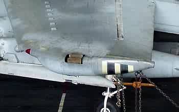 AV-8B 翼尖的姿态控制喷口