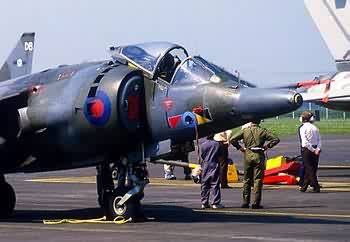 Harrier GR.3 长长的机鼻内安装了 Type 106 LRMTS