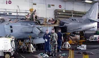 检修中的 AV-8B 